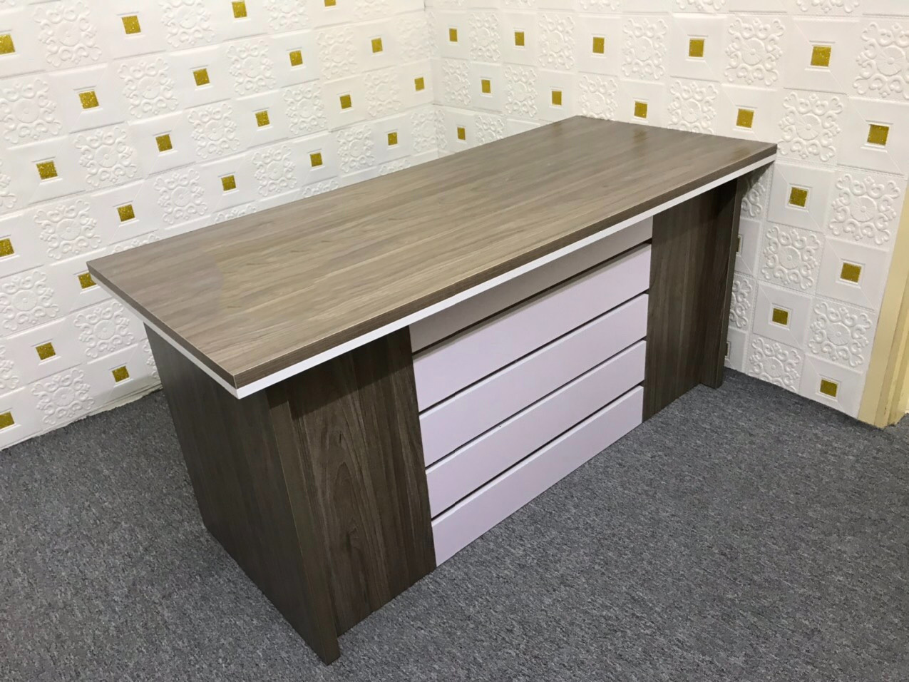 ban-giam-doc-go-van-toi-1m4-1