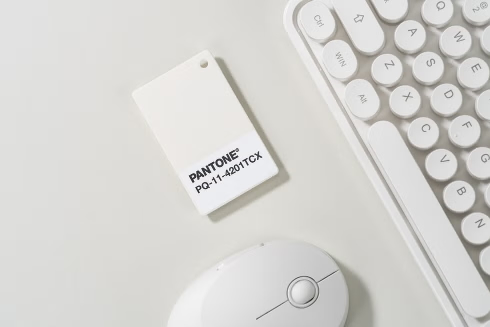 mau-pantone-tren-be-mat-lam-viec